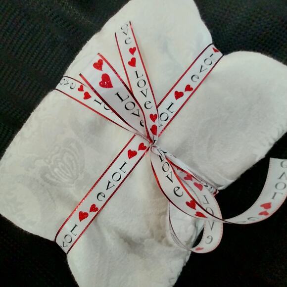 VINTAGE REGAL ARTISTRY DAMASK CREAM FULL SIZED TABLECLOTH, SATINY & DELICIOUS! - Picture 11 of 11